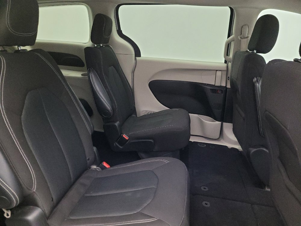 Used 2022 Chrysler Voyager LX image 19