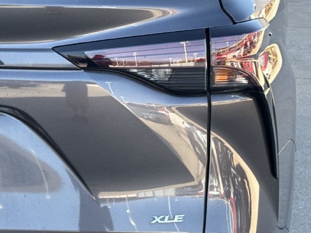 Certified 2025 Toyota Sienna XLE FWD image 7