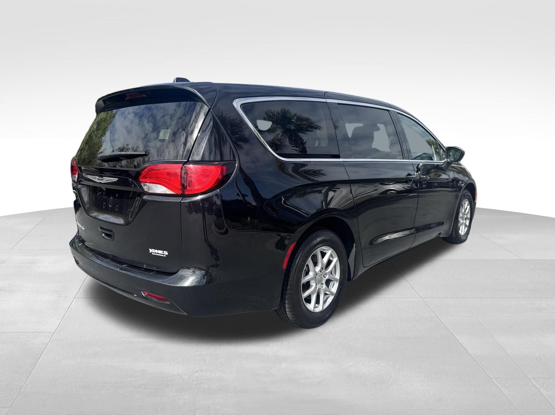 Used 2023 Chrysler Voyager LX image 16