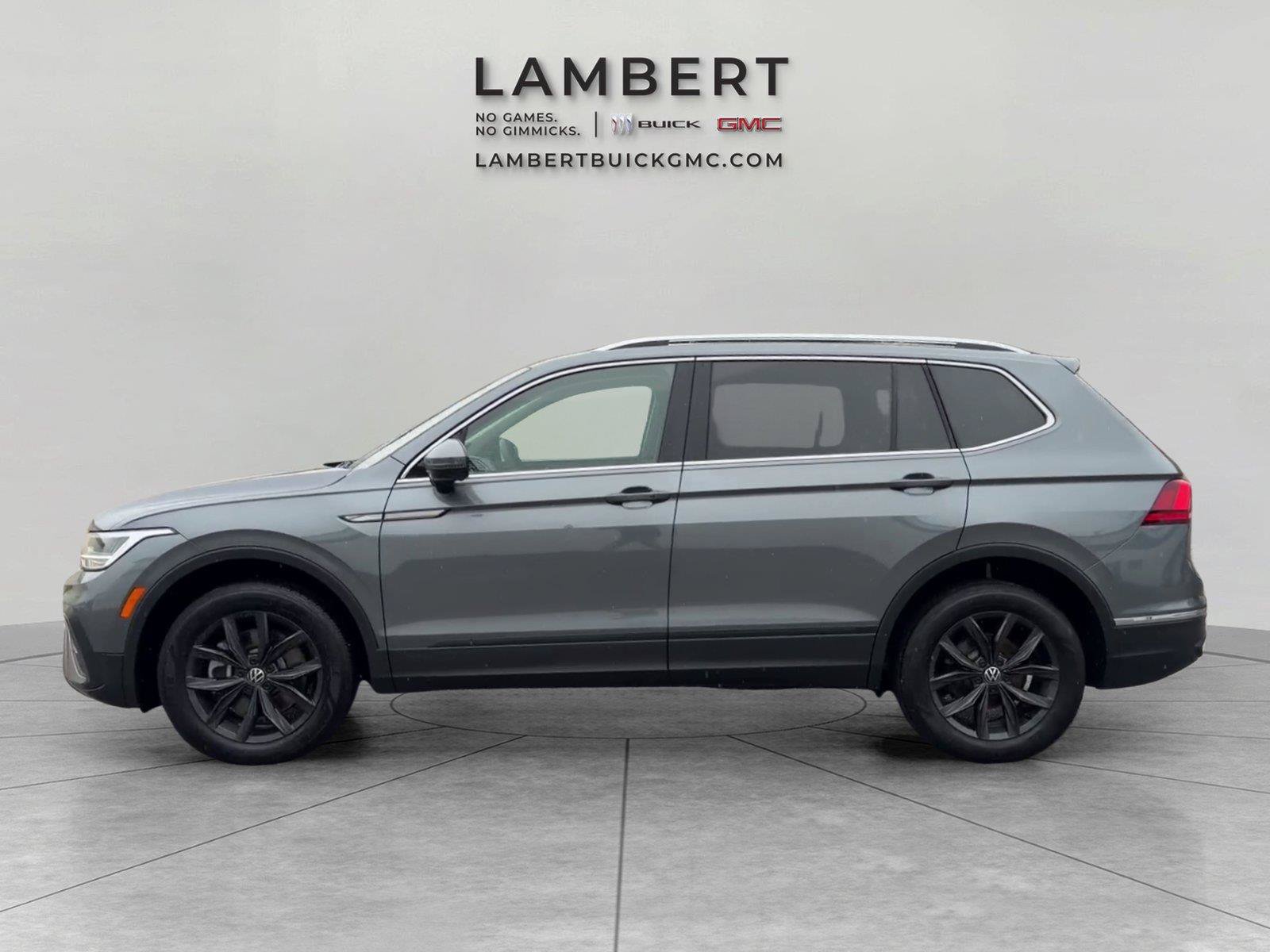 Used 2024 Volkswagen Tiguan SE w/ Panoramic Sunroof Package FWD image 2