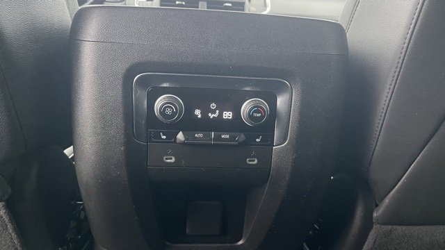 Used 2023 Chevrolet Suburban Premier image 23