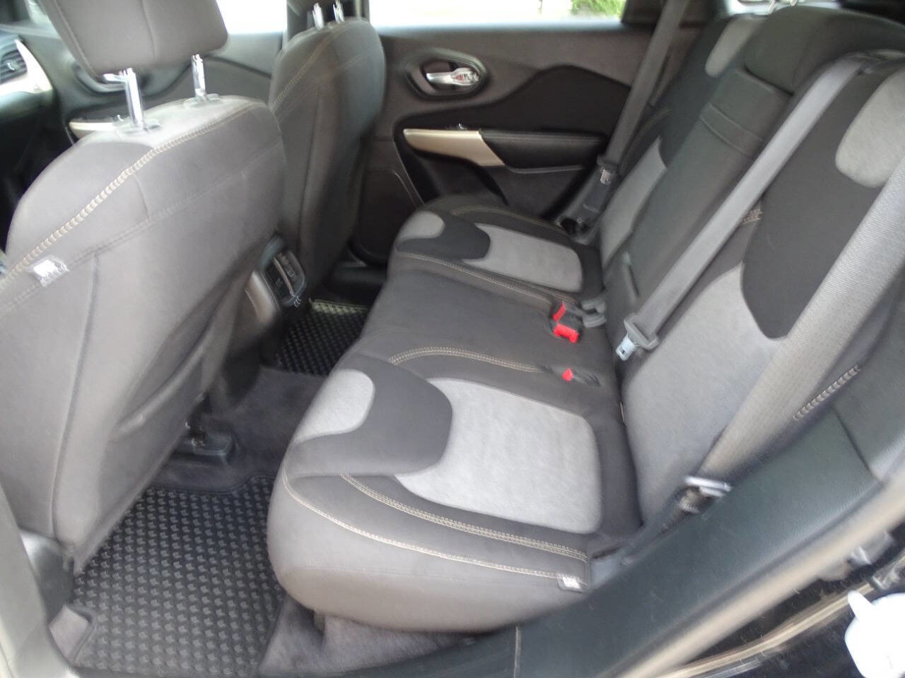 Used 2018 Jeep Cherokee Sport w/ Cold Weather Group AWD/4WD image 27