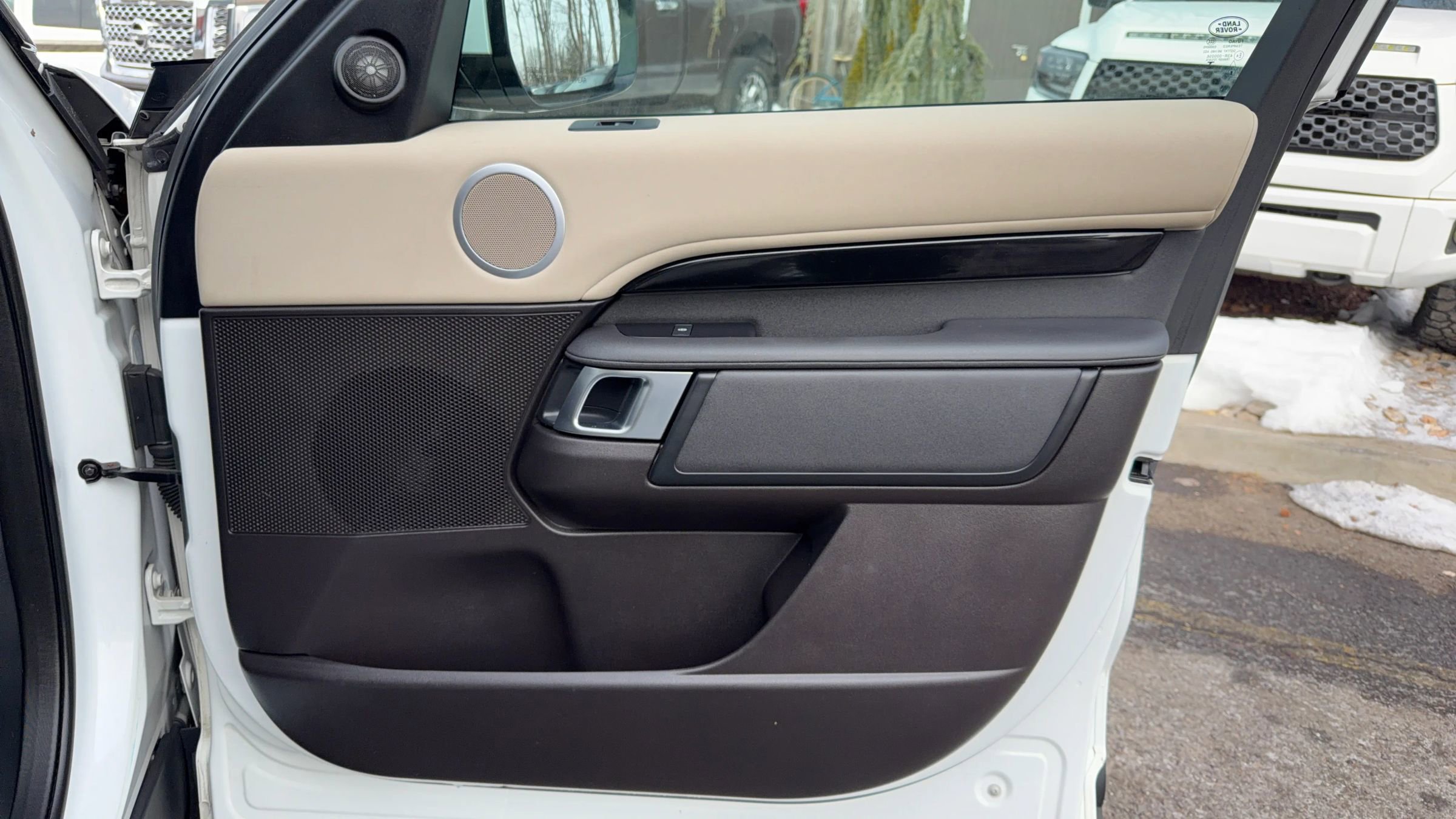 Used 2017 Land Rover Discovery SE image 16