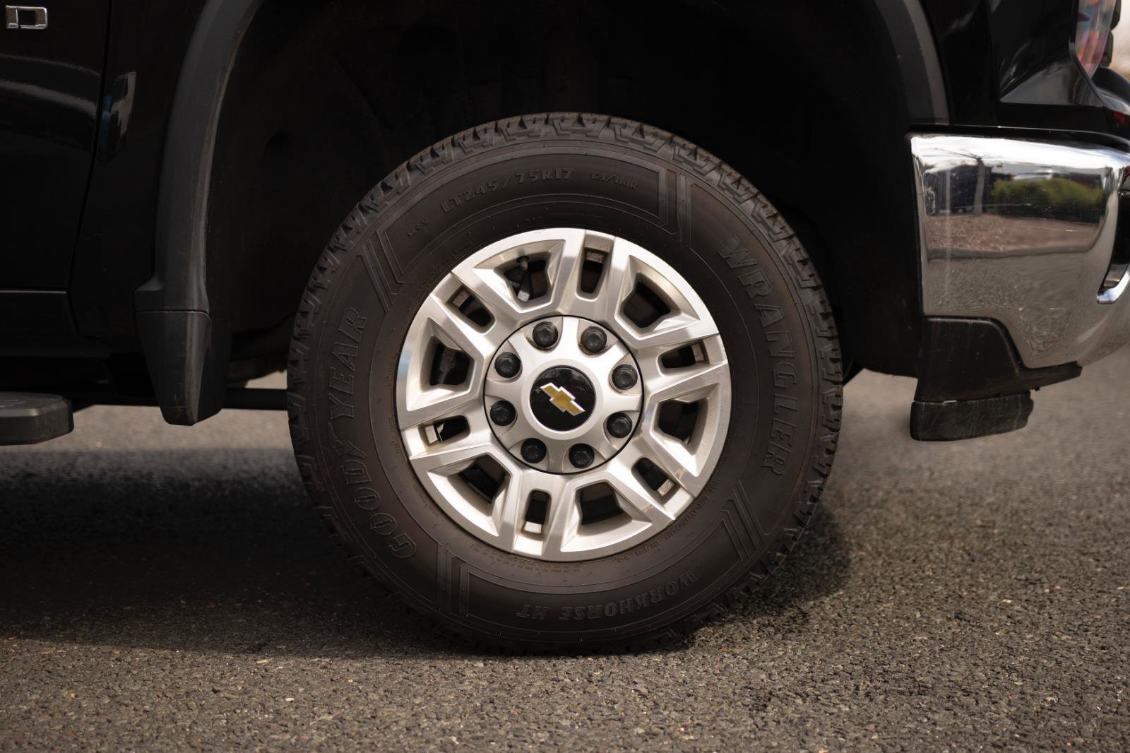 Used 2025 Chevrolet Silverado 2500 LT w/ Convenience Package image 25