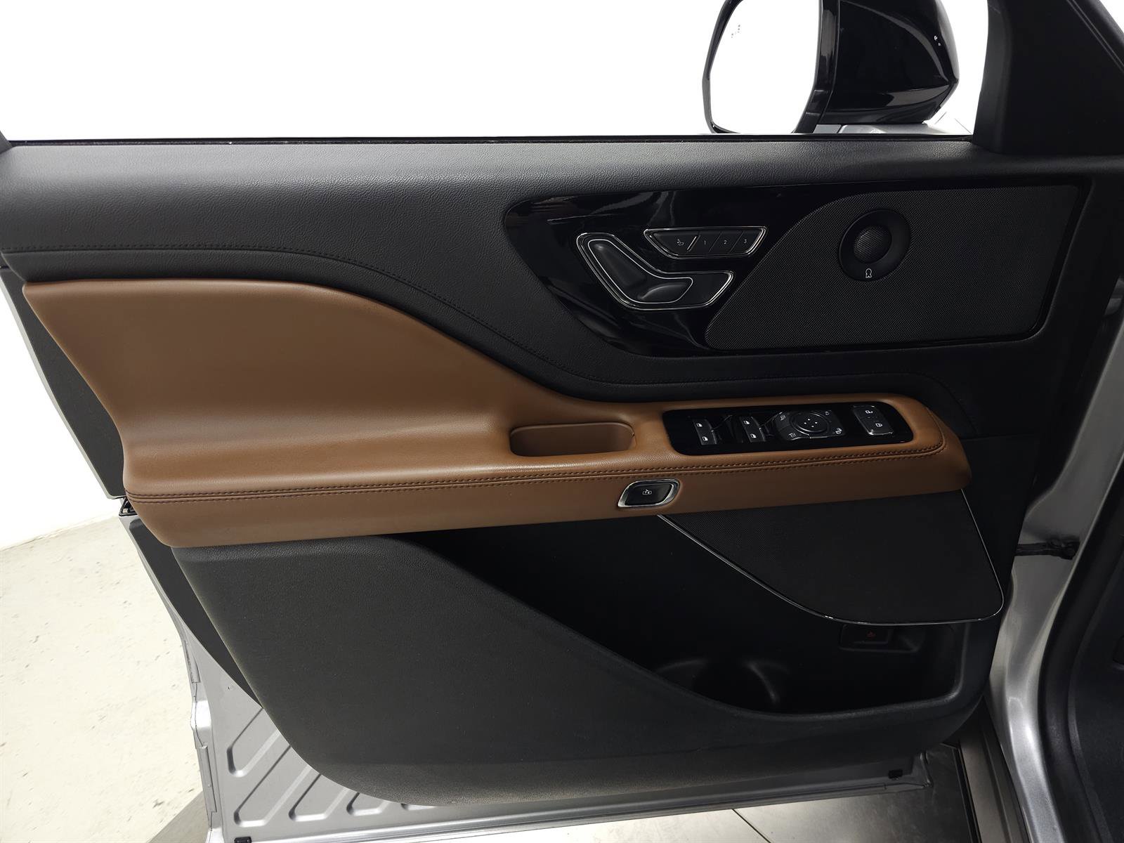 Used 2021 Lincoln Aviator Grand Touring w/ Elements Package Plus AWD/4WD image 13