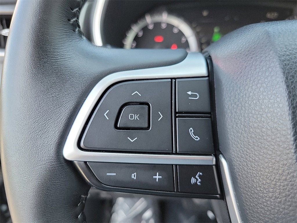 Used 2024 Toyota Highlander XLE image 5