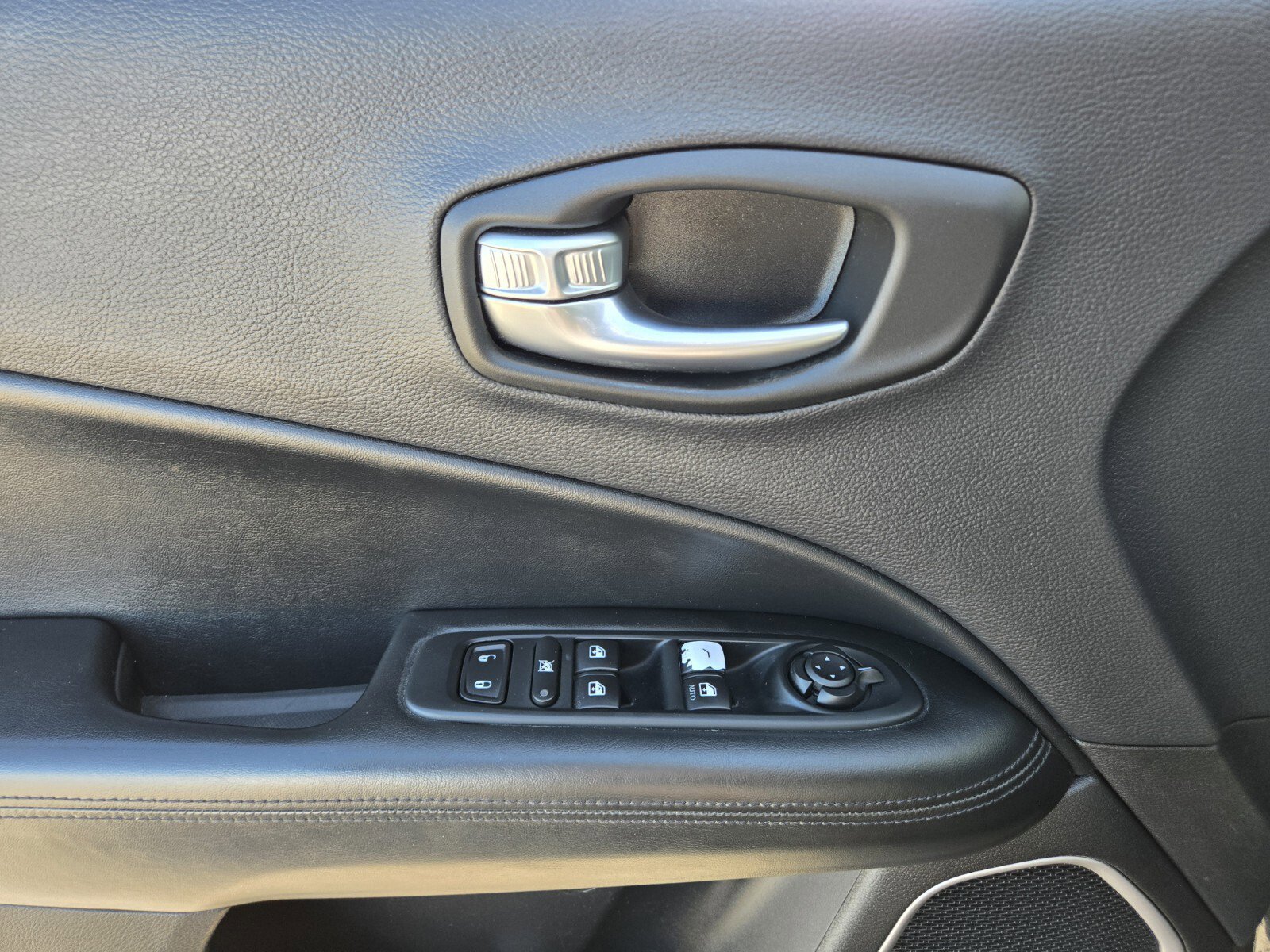 Used 2018 Jeep Compass Altitude w/ Popular Equipment Group image 17