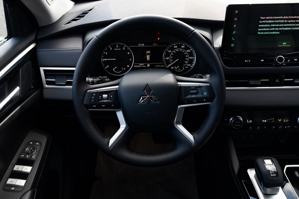 New 2025 Mitsubishi Outlander SE image 11