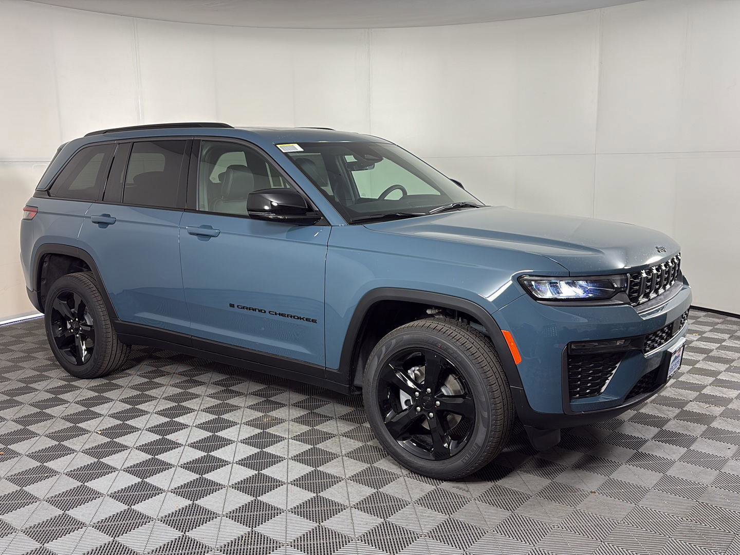 New 2026 Jeep Grand Cherokee Limited w/ Limited Altitude Package AWD/4WD image 2