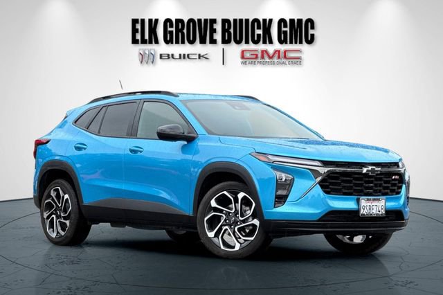 Used 2025 Chevrolet Trax RS w/ Sunroof Package FWD image 2