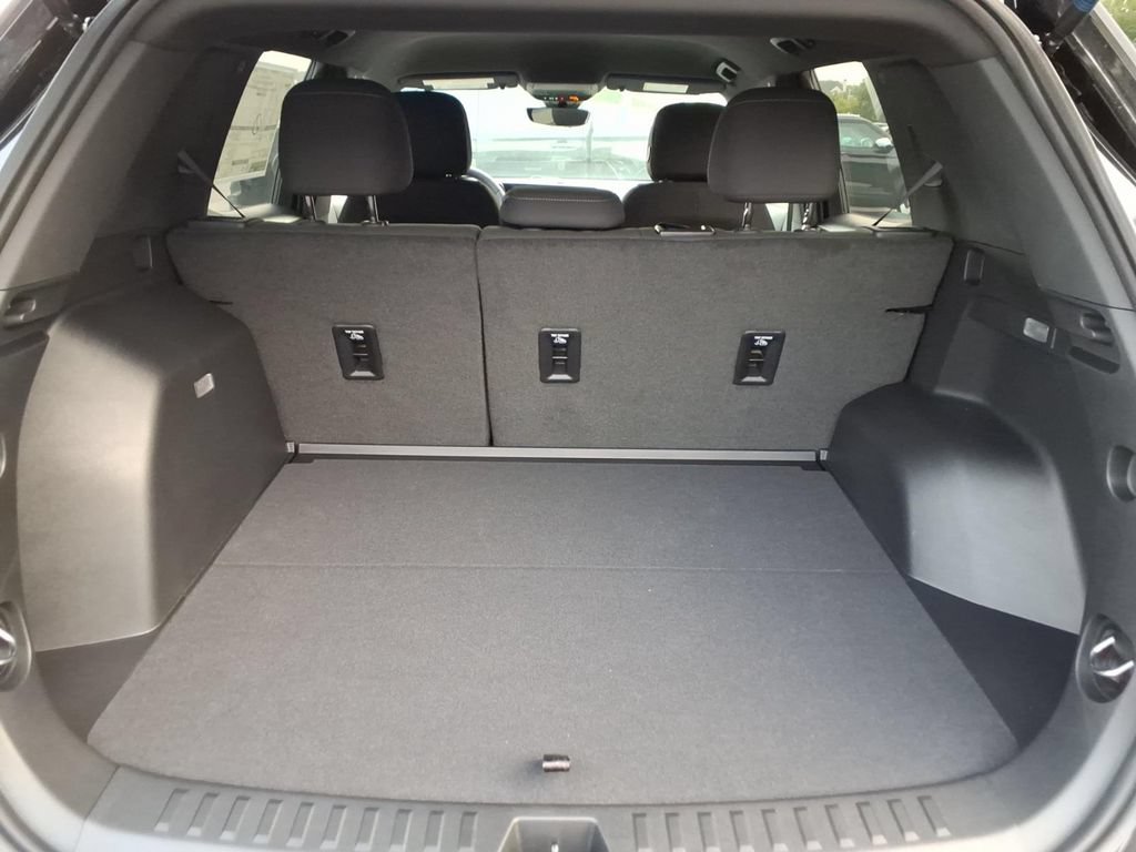New 2027 Chevrolet Equinox LT w/ Safety and Technology Package FWD image 16