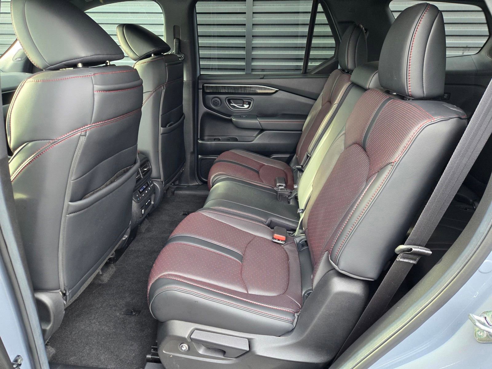 Used 2025 Honda Pilot Black Edition image 10