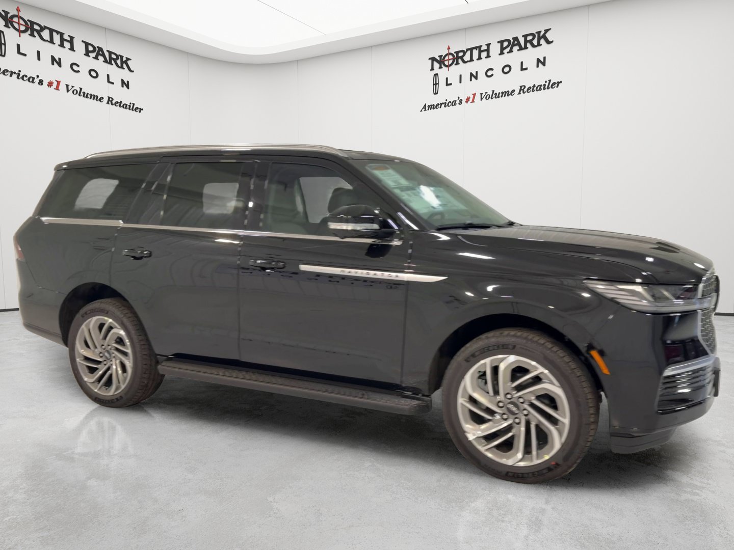 New 2026 Lincoln Navigator Premiere AWD/4WD image 3