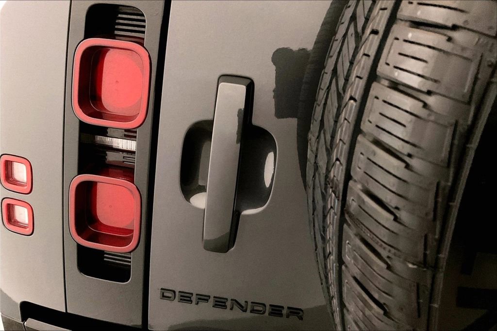 Used 2024 Land Rover Defender 110 X-Dynamic SE AWD/4WD image 31
