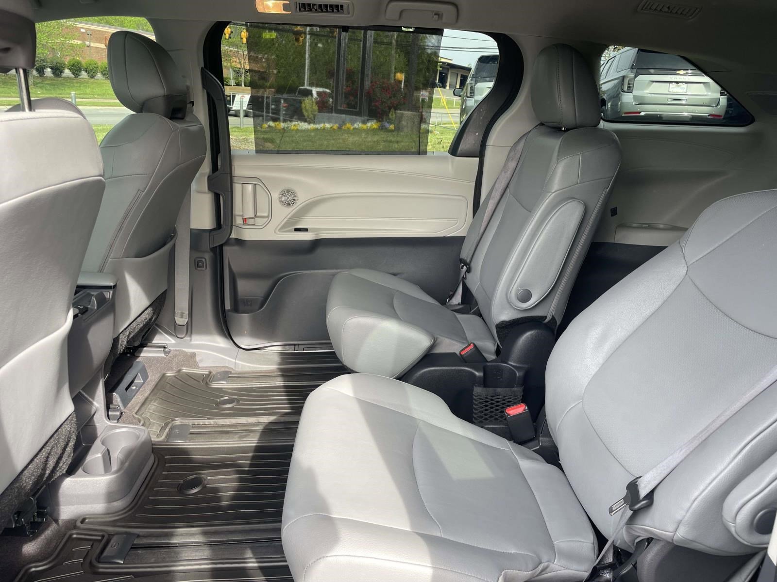 Used 2024 Toyota Sienna XLE FWD image 21