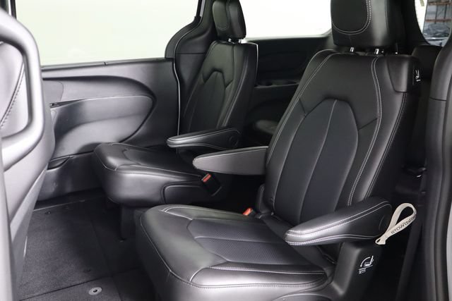 Used 2025 Chrysler Pacifica Select AWD/4WD image 8