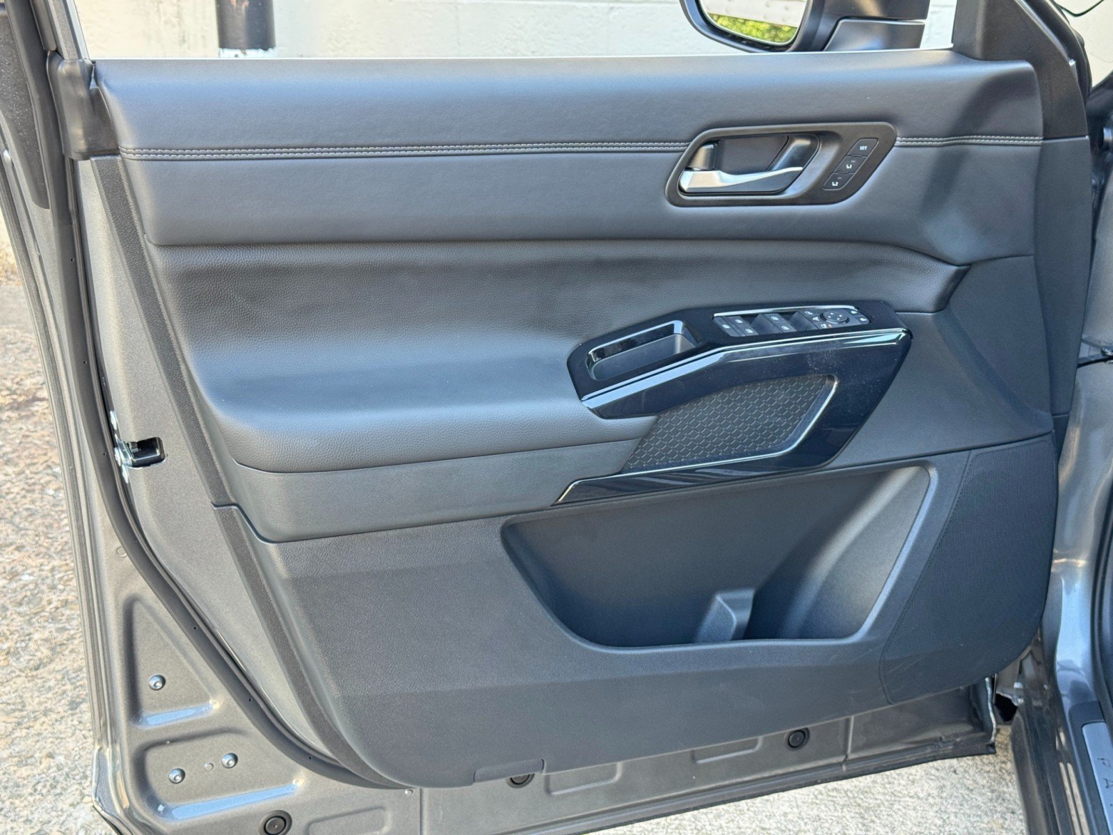 Used 2026 Nissan Pathfinder Platinum FWD image 46