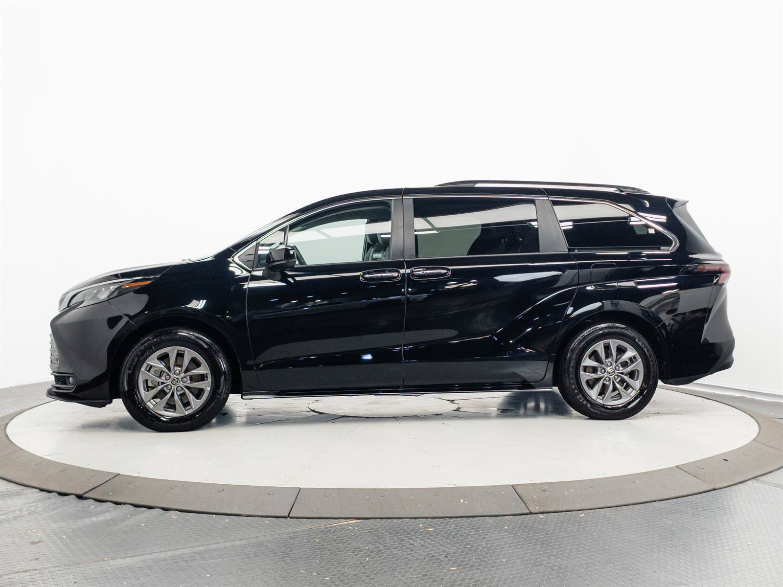 Certified 2026 Toyota Sienna XLE FWD image 9