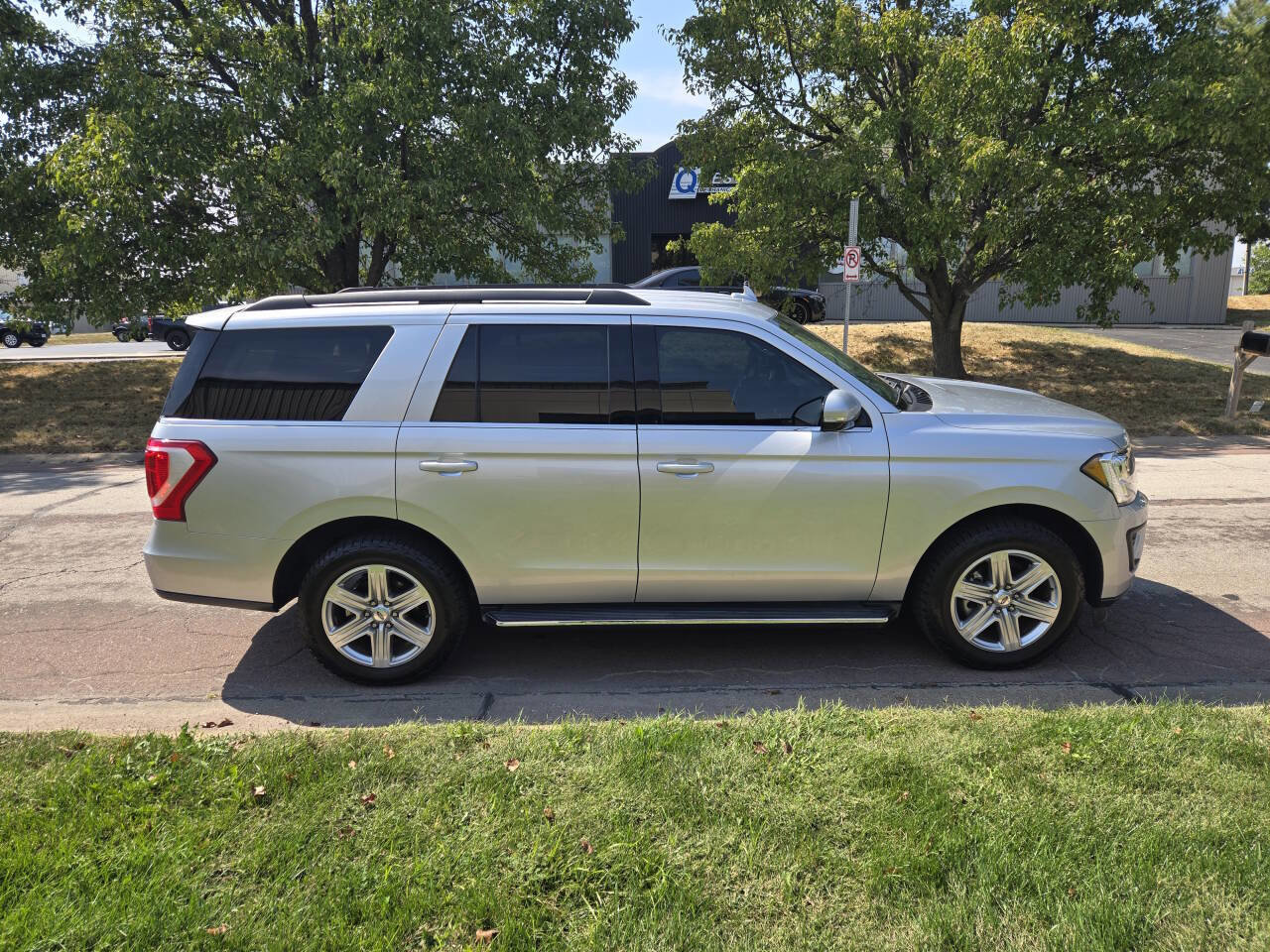 Used 2019 Ford Expedition XLT w/ Equipment Group 202A image 5