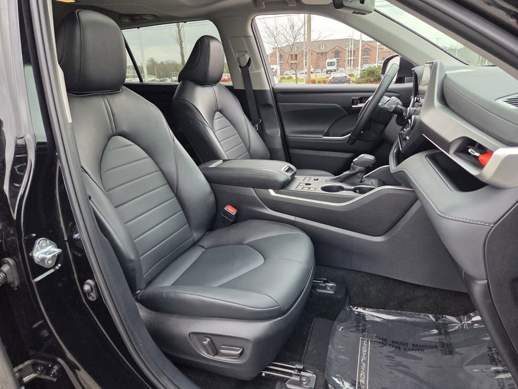 Used 2025 Toyota Highlander XLE image 14