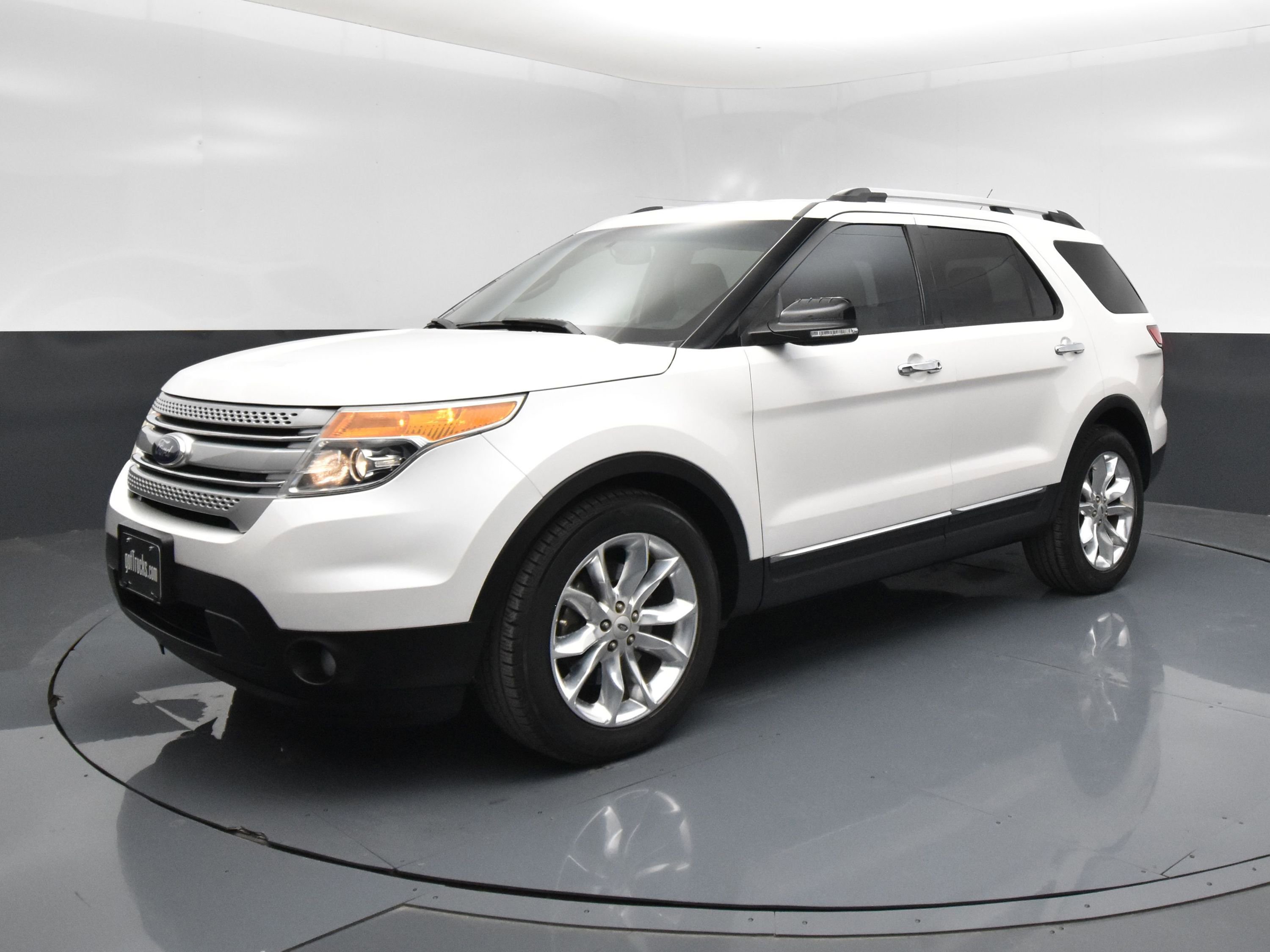 Used 2015 Ford Explorer XLT w/ Equipment Group 202A image 2