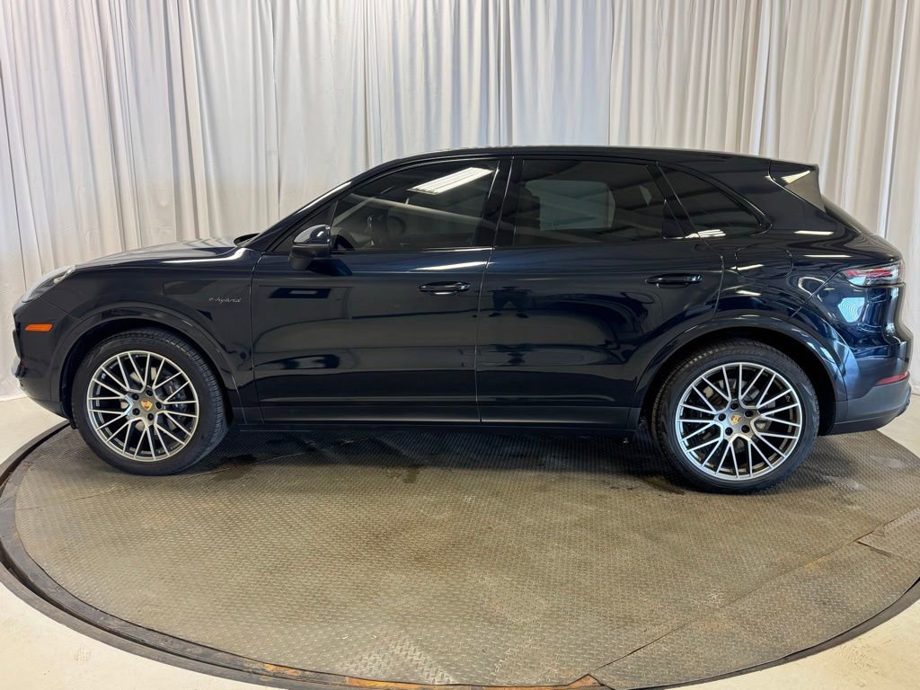 Certified 2023 Porsche Cayenne Platinum Edition image 2