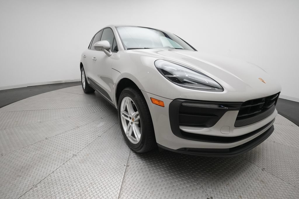 Certified 2023 Porsche Macan AWD/4WD image 3