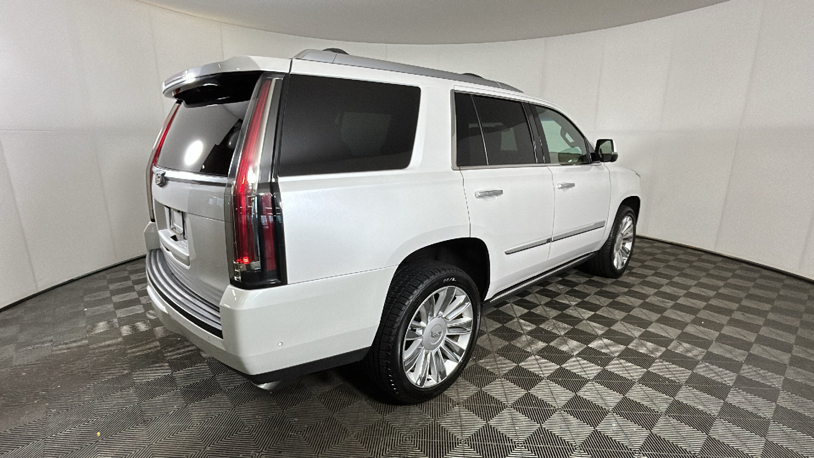 Used 2019 Cadillac Escalade Platinum RWD image 3