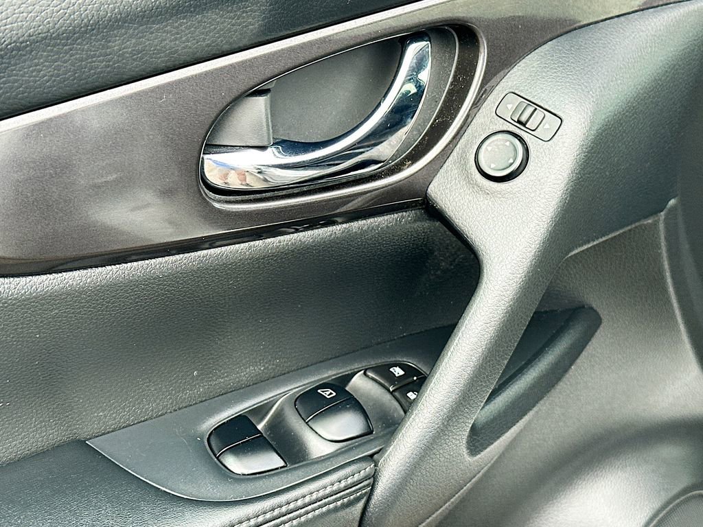 Used 2020 Nissan Rogue S w/ Special Edition Package FWD image 21