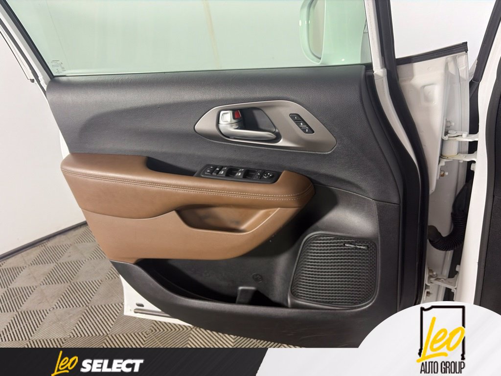 Used 2019 Chrysler Pacifica Limited w/ Tire & Wheel Group FWD image 24