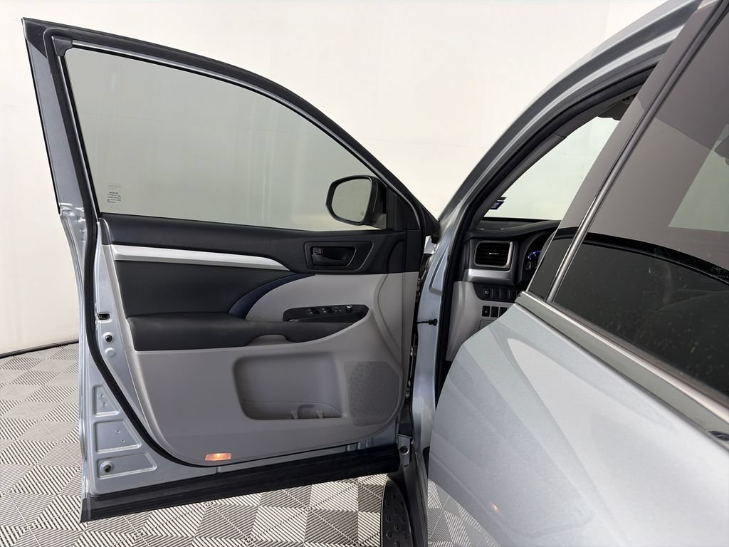 Used 2017 Toyota Highlander LE FWD image 10