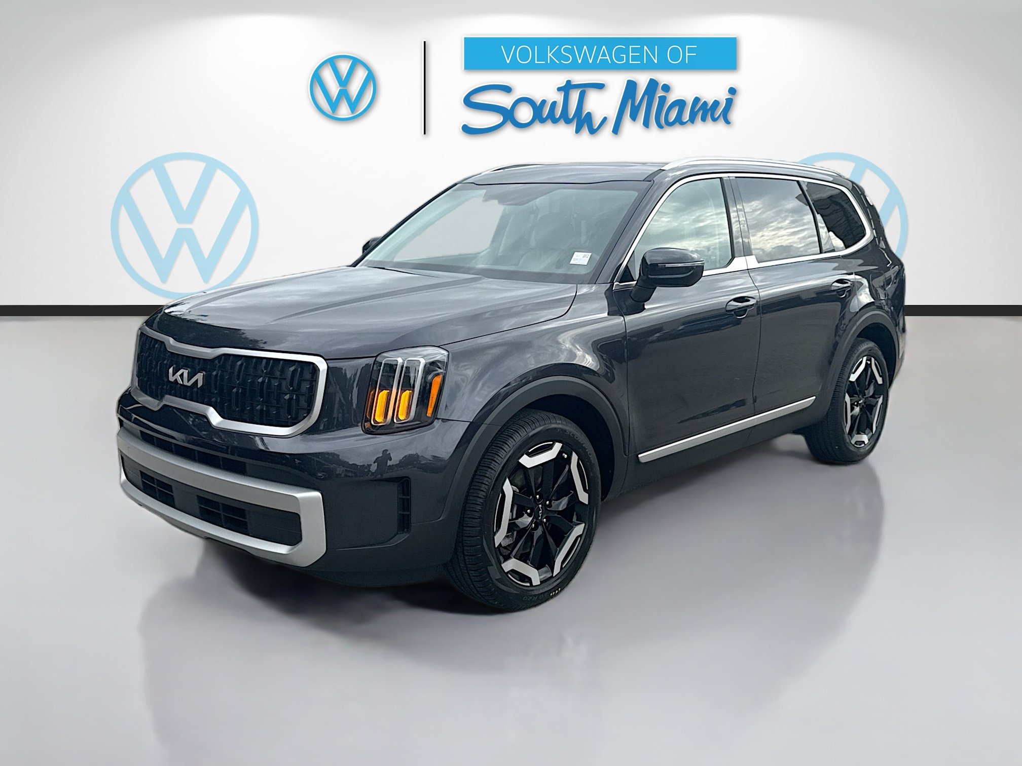 Used 2025 Kia Telluride EX w/ EX Captain's Chair Package FWD image 3