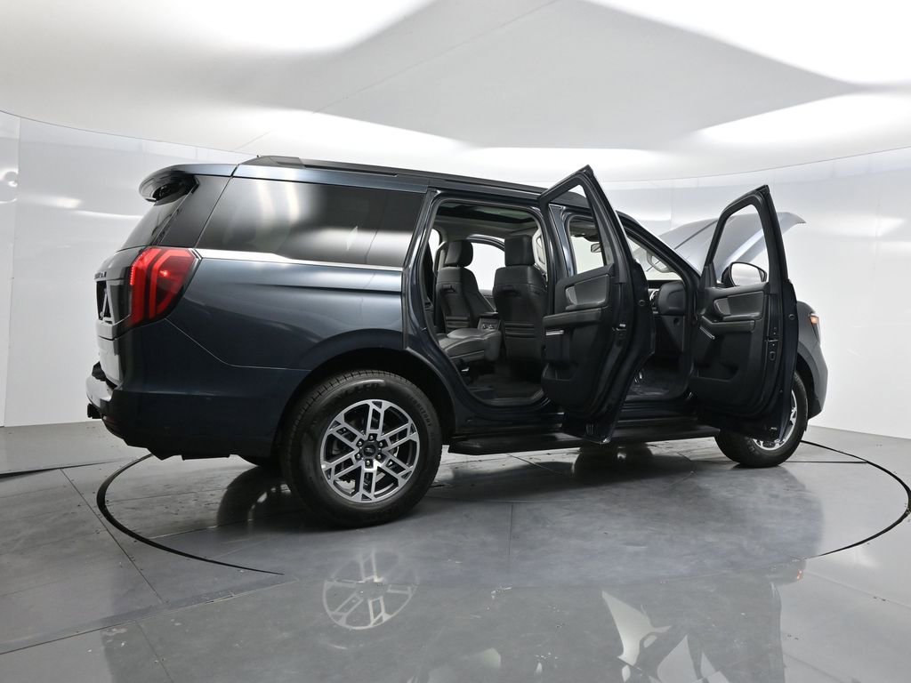 Used 2025 Ford Expedition Active RWD image 4