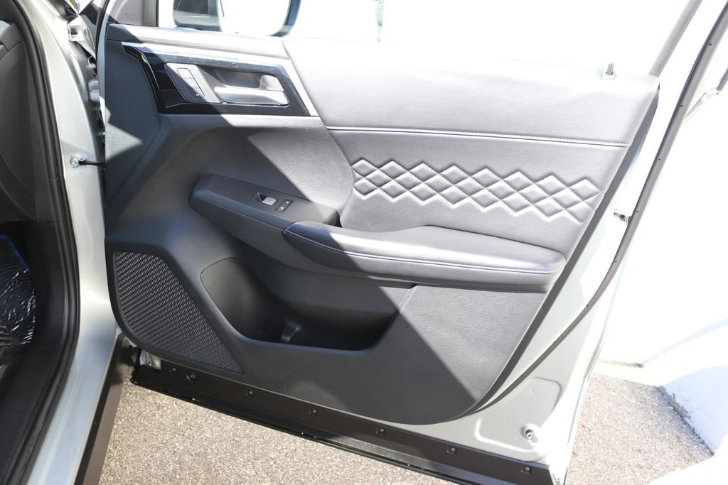 Used 2025 Mitsubishi Outlander SEL Black Edition AWD/4WD image 10