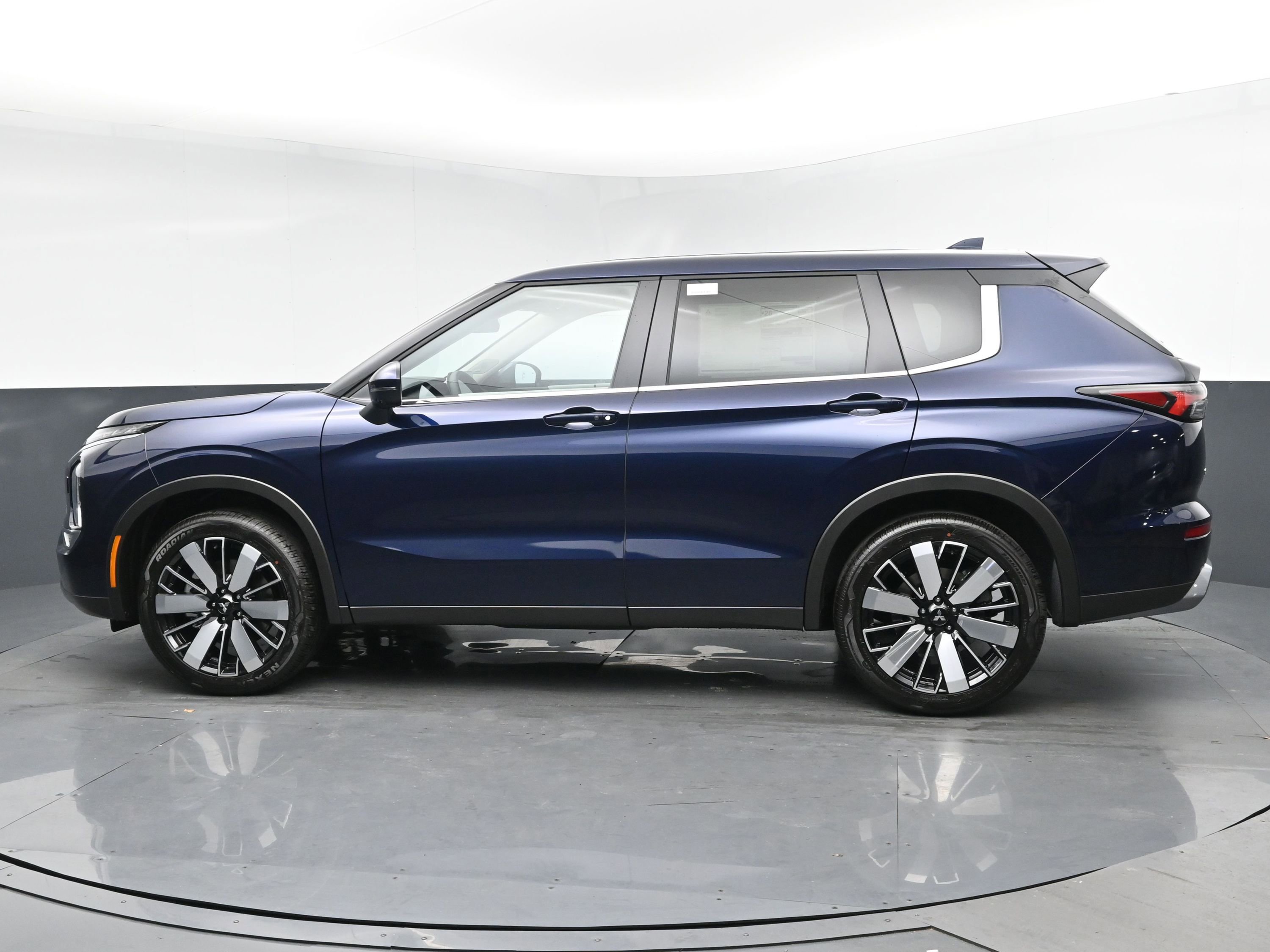 New 2025 Mitsubishi Outlander SE image 4