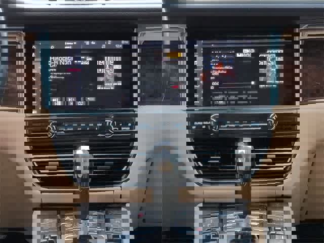 Used 2021 Porsche Macan S w/ Premium Package image 29