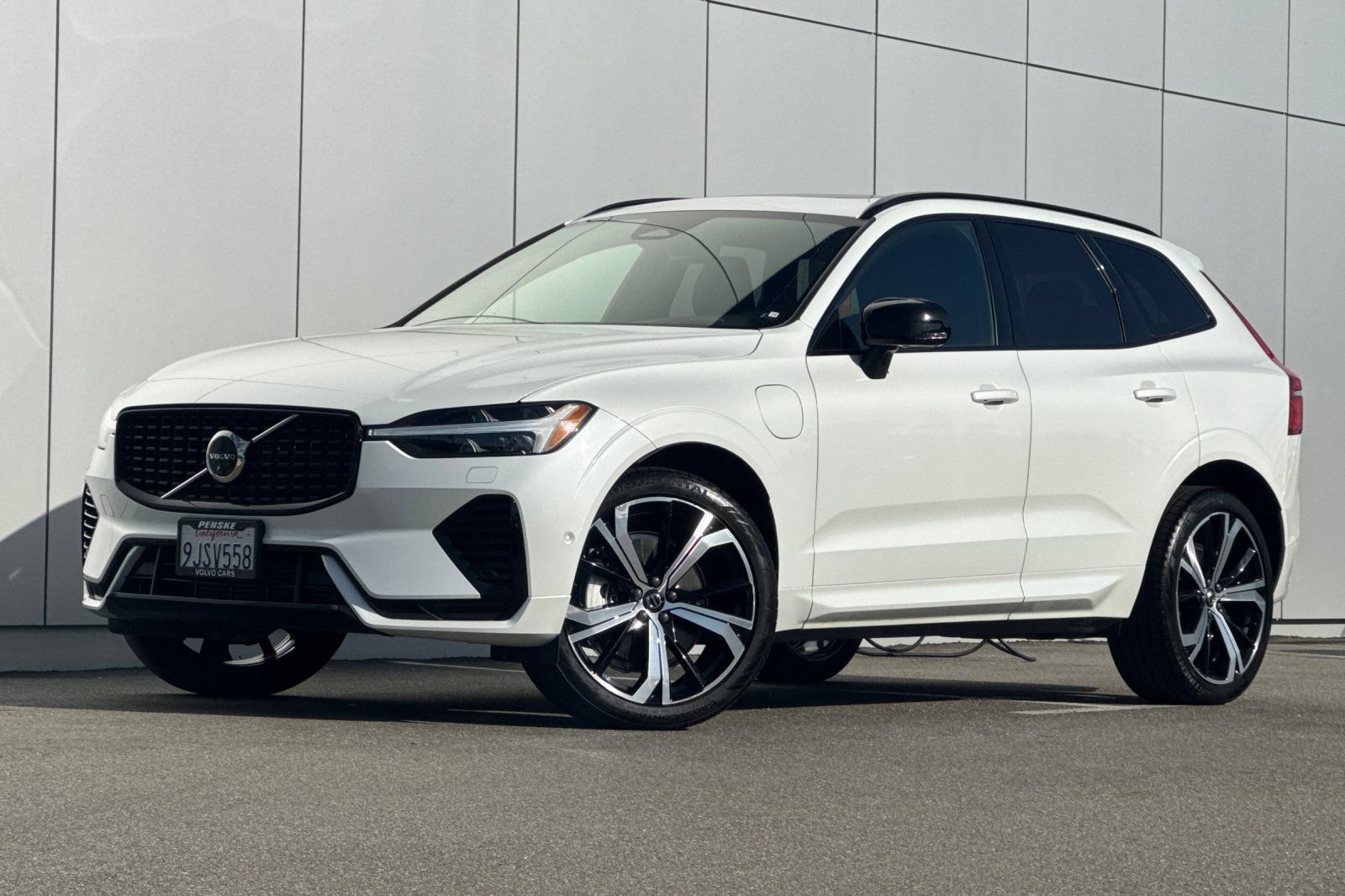 Used 2024 Volvo XC60 T8 Ultimate w/ Protection Package Premier AWD/4WD image 1