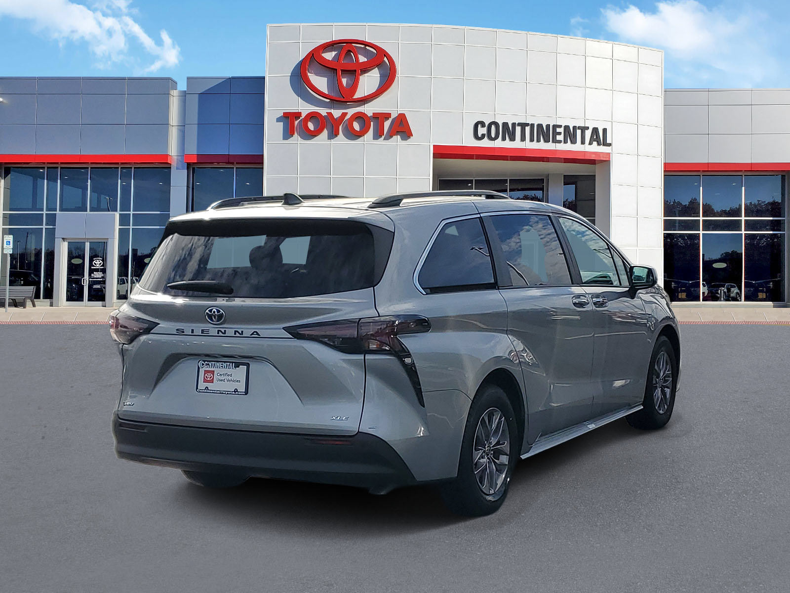 Certified 2025 Toyota Sienna XLE FWD image 5