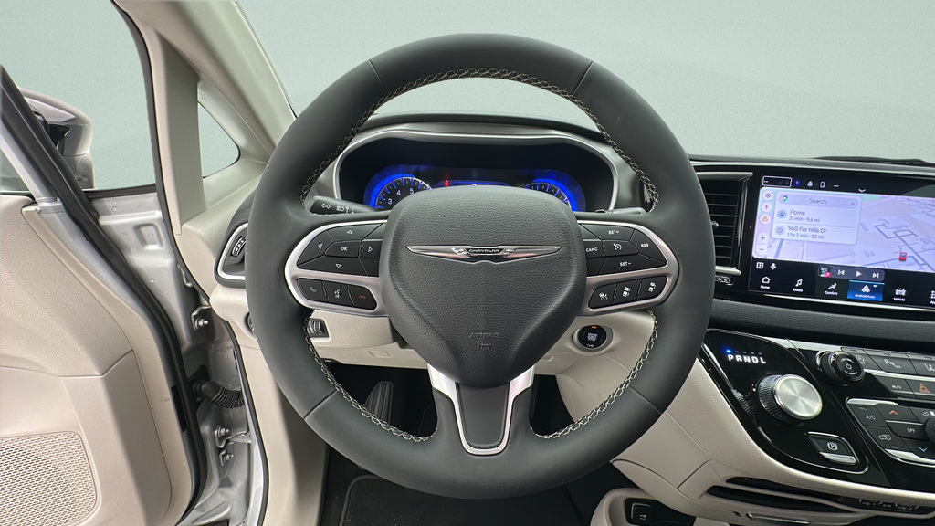 Used 2024 Chrysler Pacifica Touring-L FWD image 17