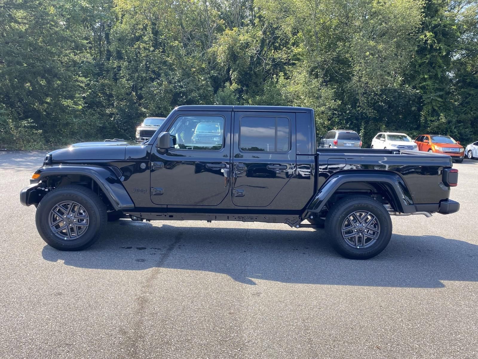 New 2025 Jeep Gladiator Sport image 5