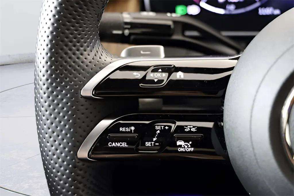 Used 2024 Mercedes-Benz GLC 300 4MATIC image 27