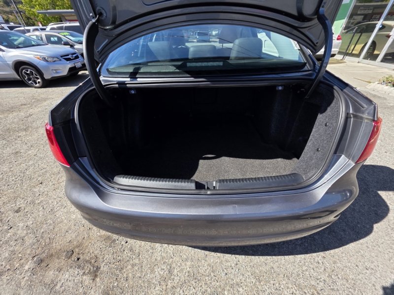 Used 2011 Volkswagen Jetta SE image 23