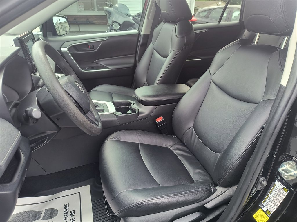 Used 2020 Toyota RAV4 LE image 13