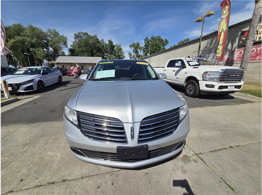 Used 2018 Lincoln MKT AWD w/ Technology Package image 2