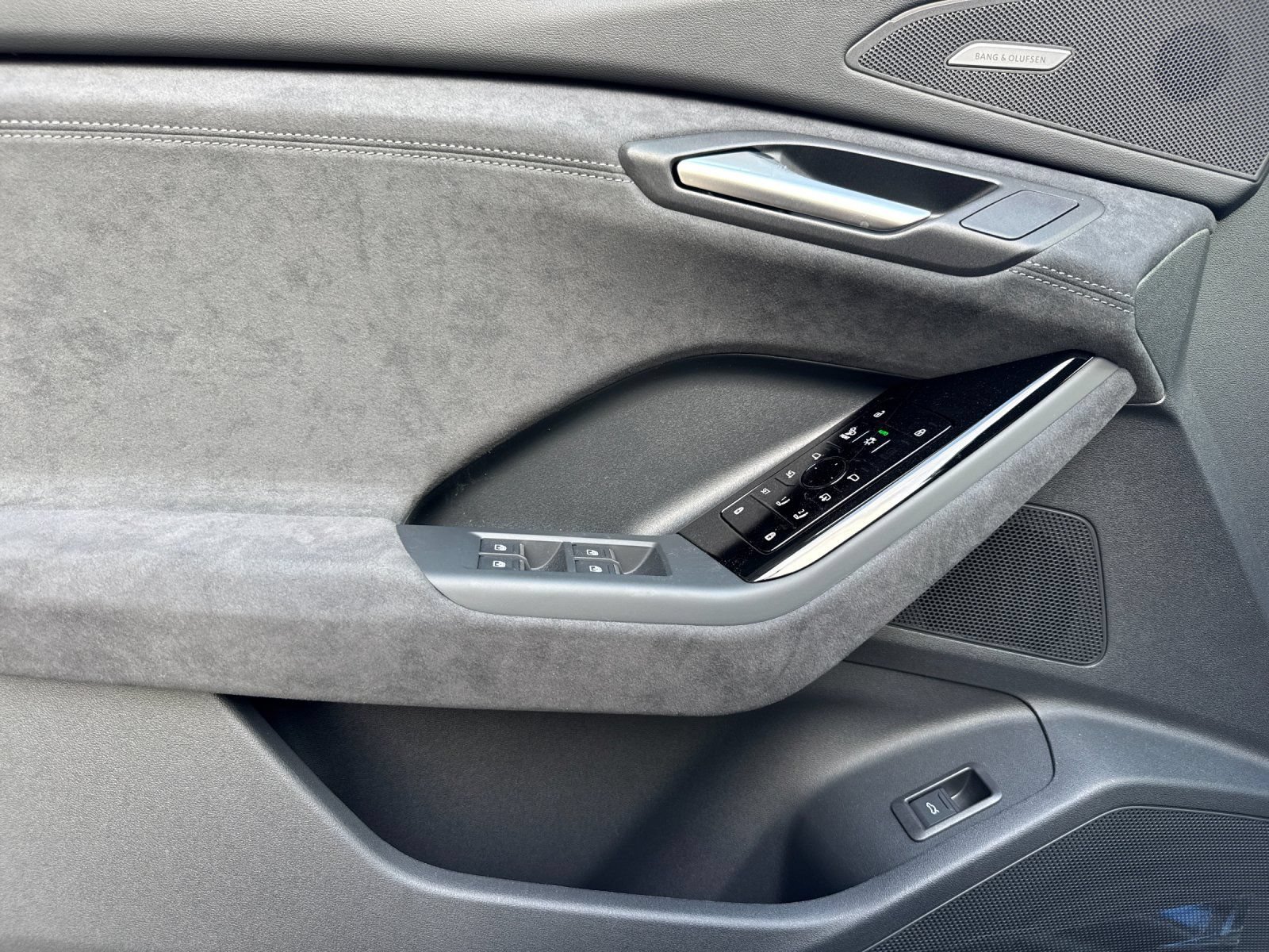 New 2027 Audi SQ6 e-tron Premium Plus AWD/4WD image 11