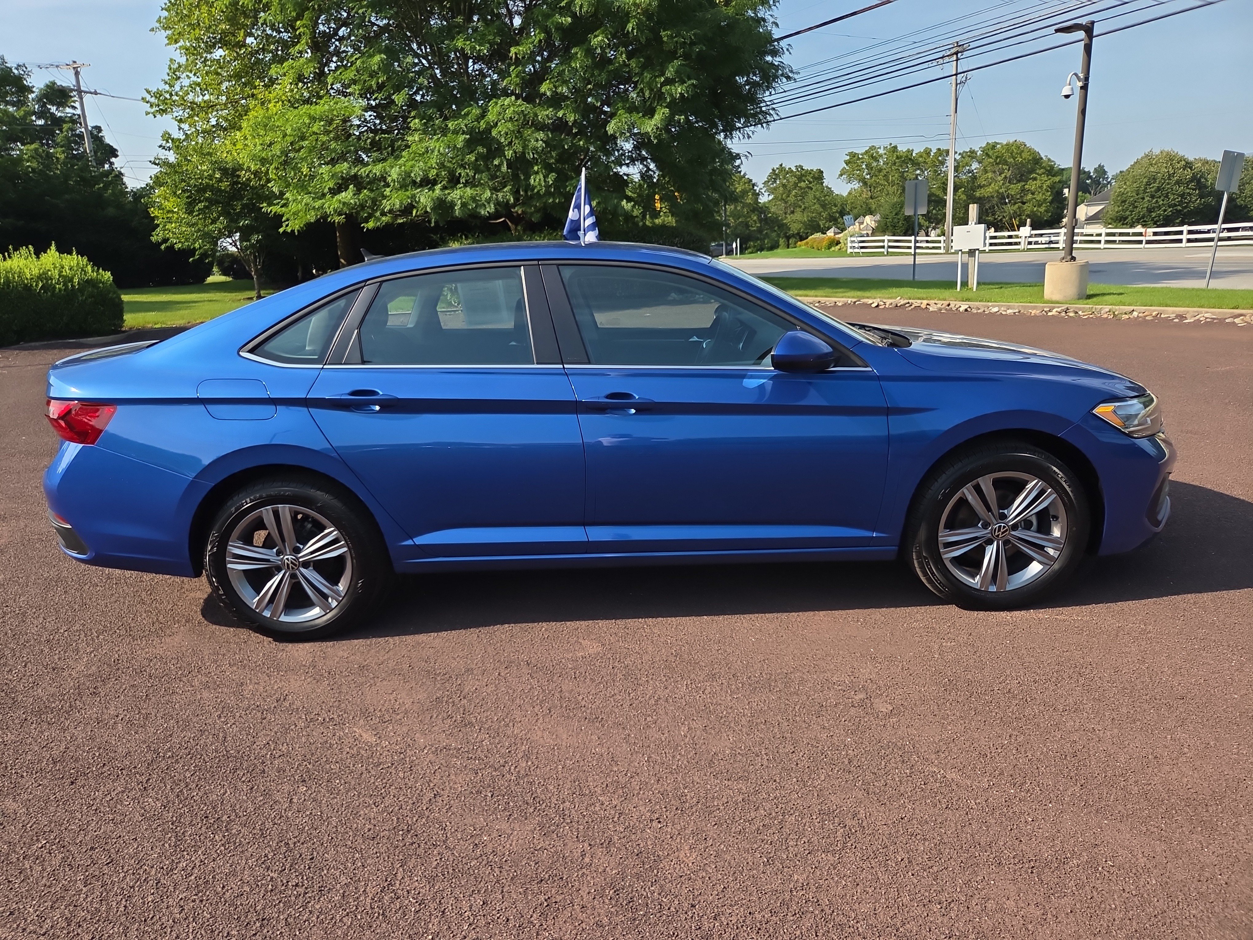 Used 2022 Volkswagen Jetta SE FWD image 2