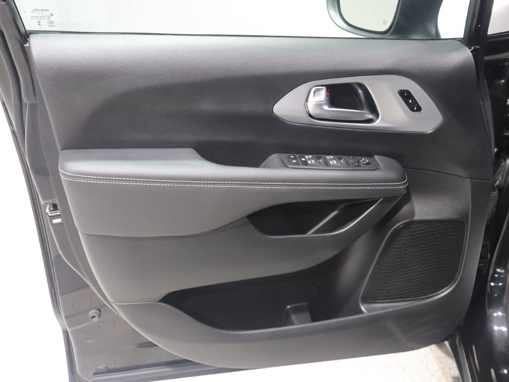 Used 2023 Chrysler Pacifica Touring-L w/ Uconnect Theater Family Group FWD image 14