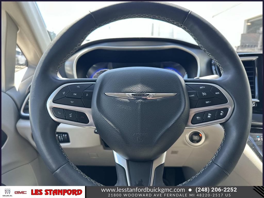 Used 2023 Chrysler Pacifica Touring-L FWD image 22