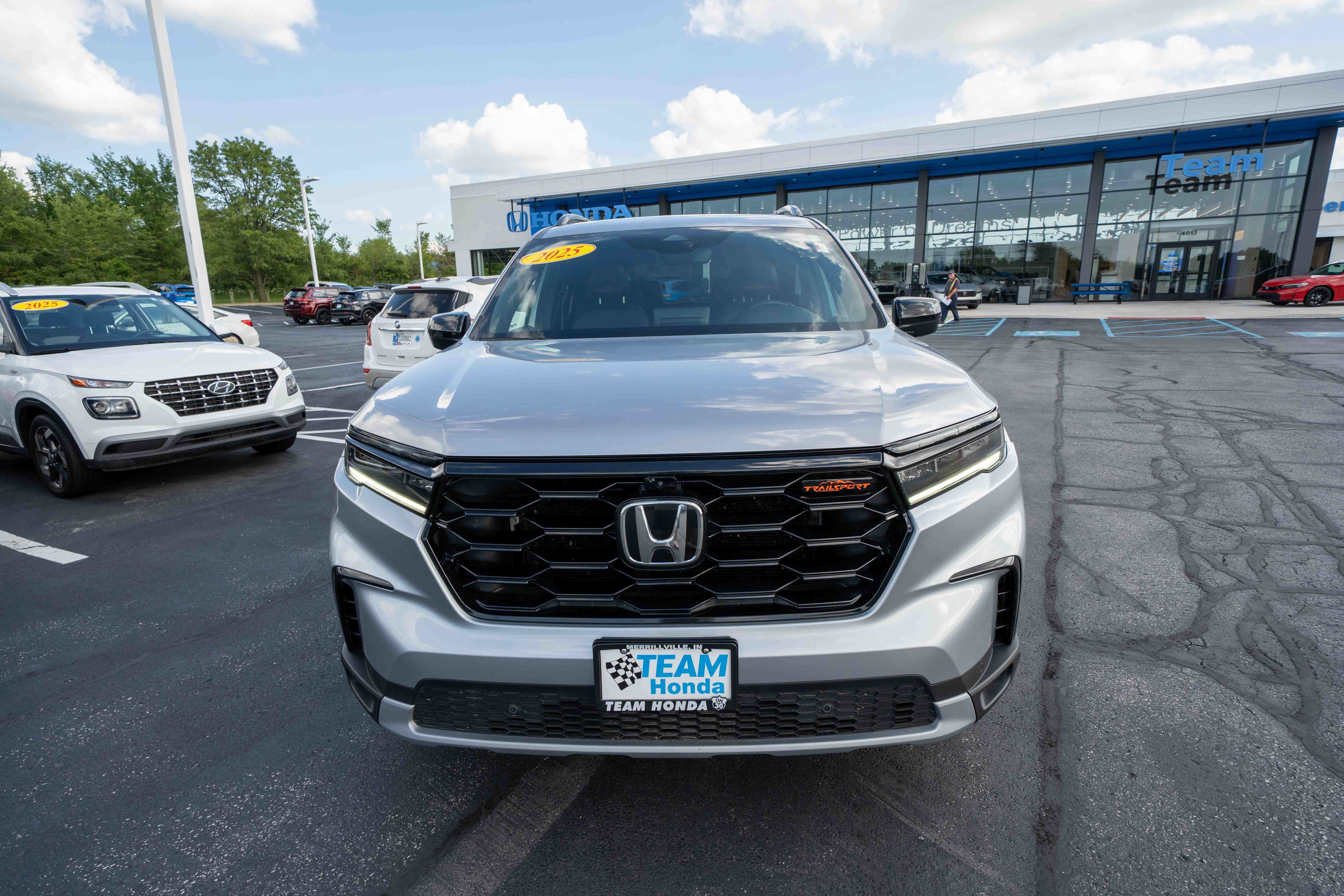 Used 2025 Honda Pilot TrailSport image 2