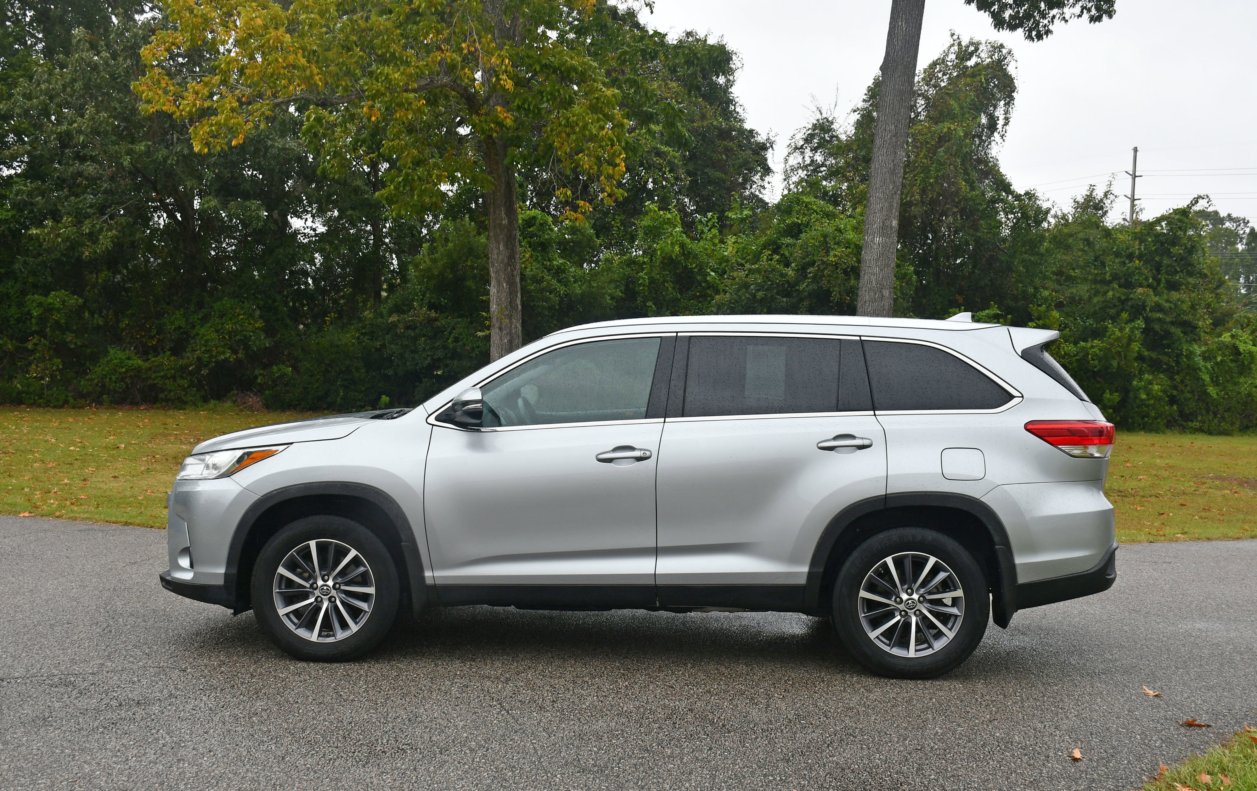 Used 2019 Toyota Highlander XLE image 2